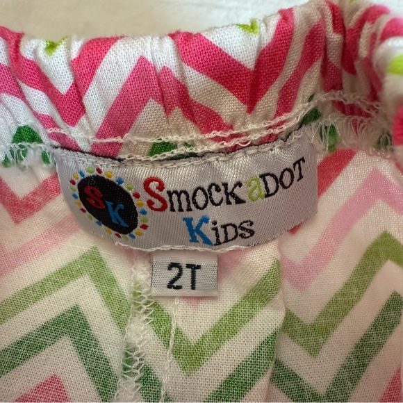 Smockadot Kids Chevron Set with Embroidered Present Emblem - Picture 6 of 10